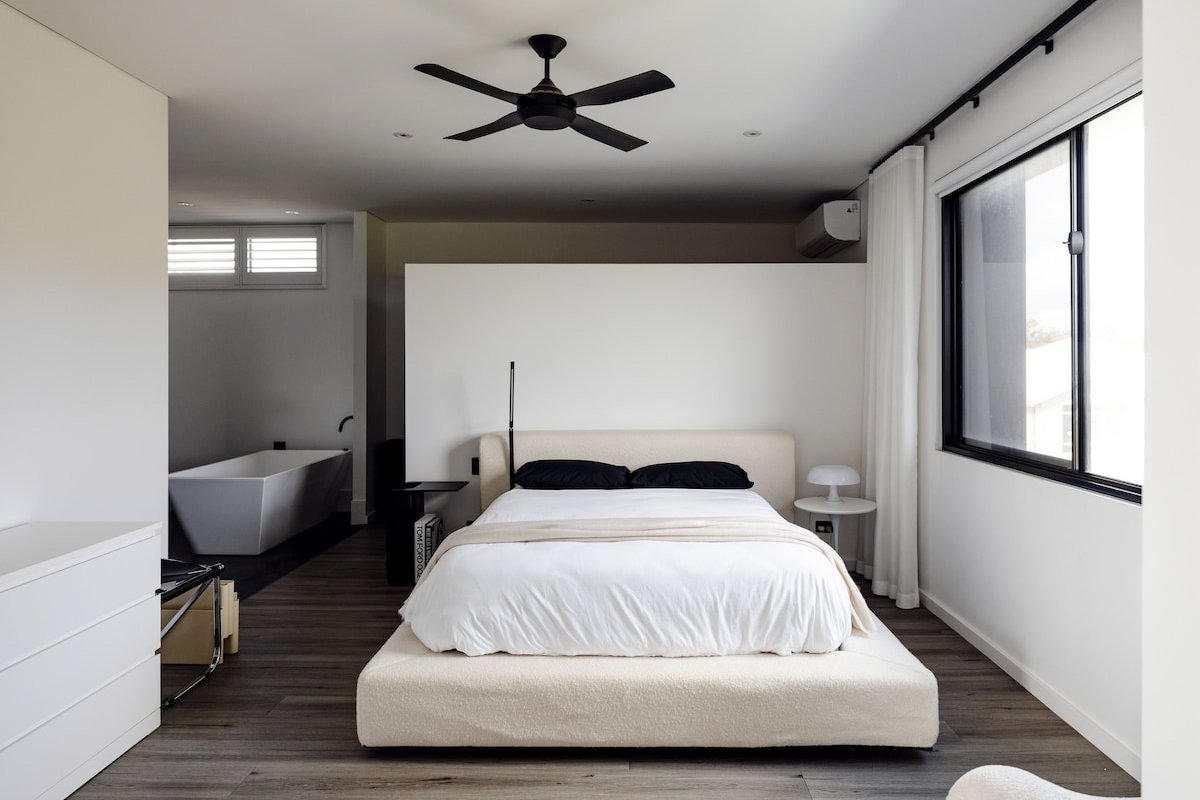 Haven House : mid century modern gallery image 3