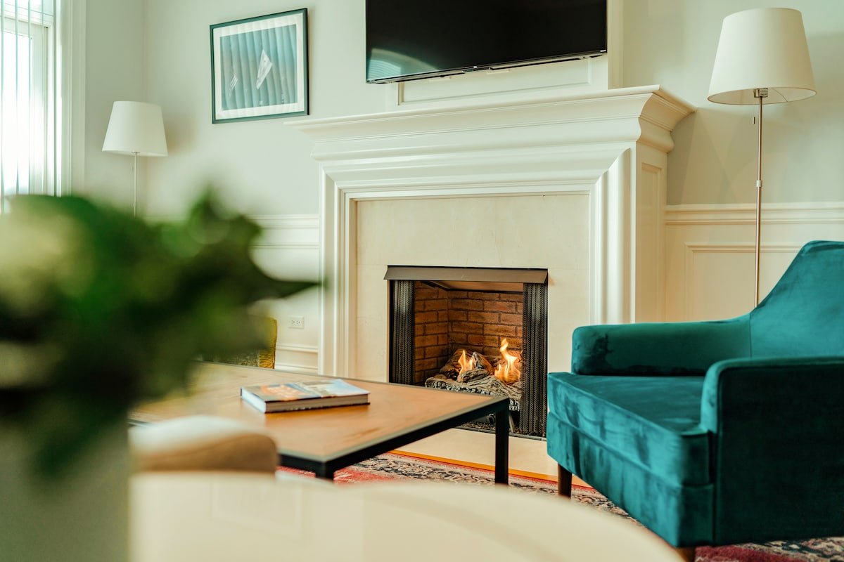 Chic 3BD/2BA Suite w/ Full Kitchen & Washer/Dryer gallery image 2