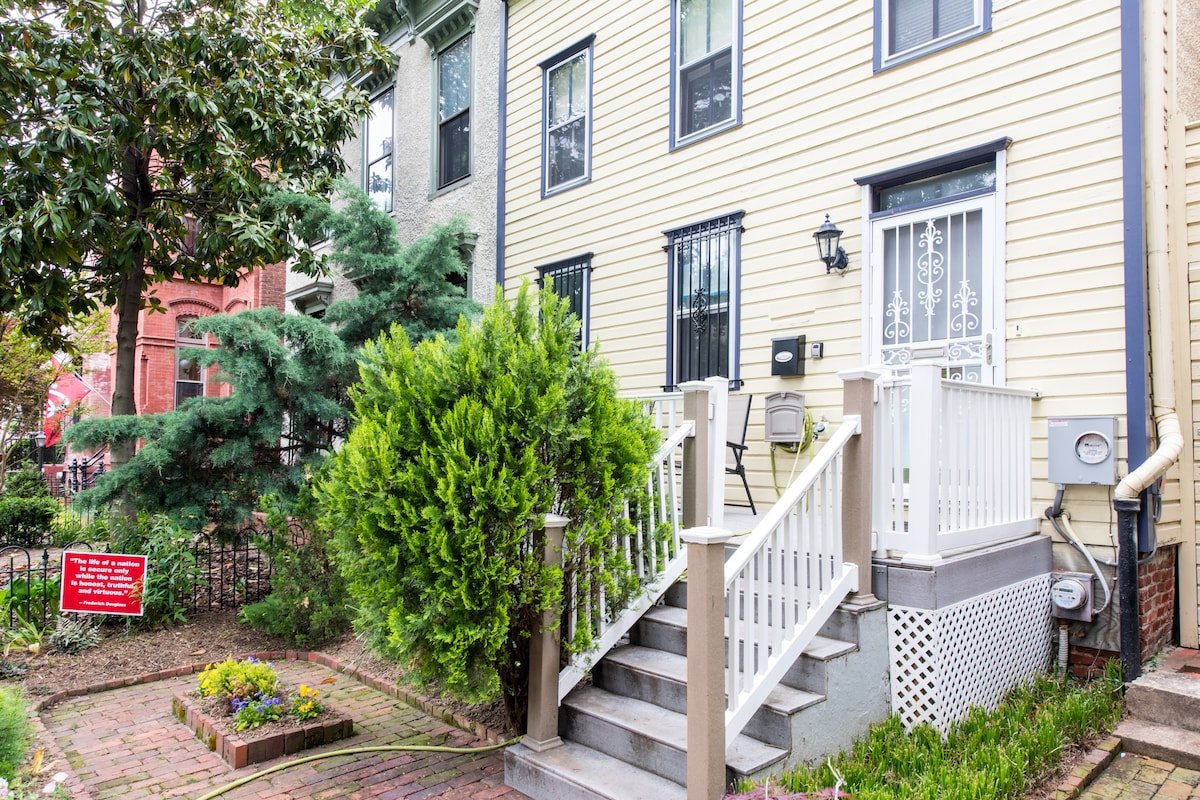 Historic Capitol Hill, Best Location! 3 Bed/3 Bath gallery image 5