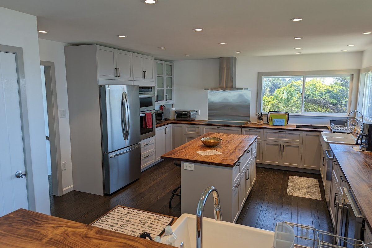 Oceanfront Views – Steps to the Beach gallery image 4