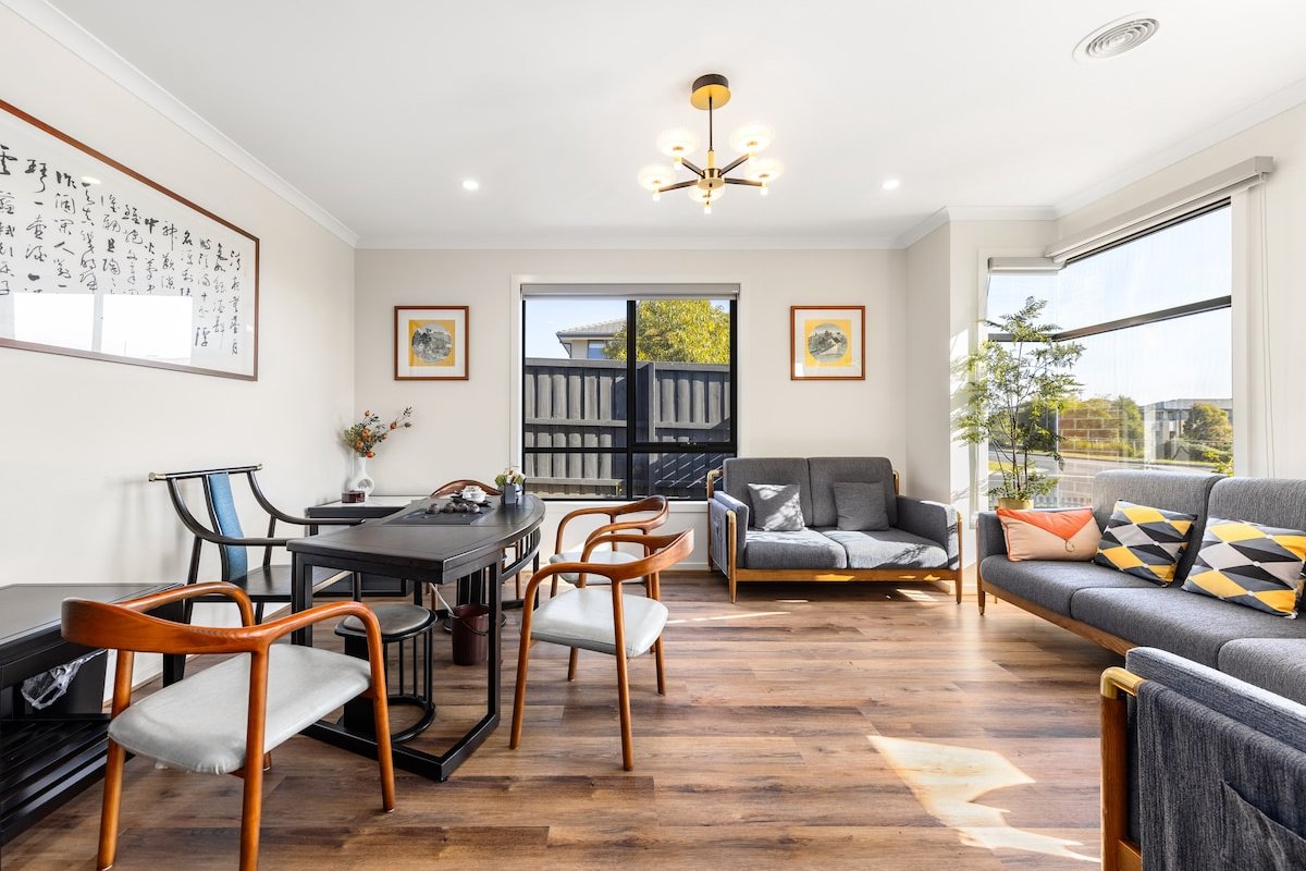 Entire Luxury 4BR House with 3 Ensuites Wantirna gallery image 4