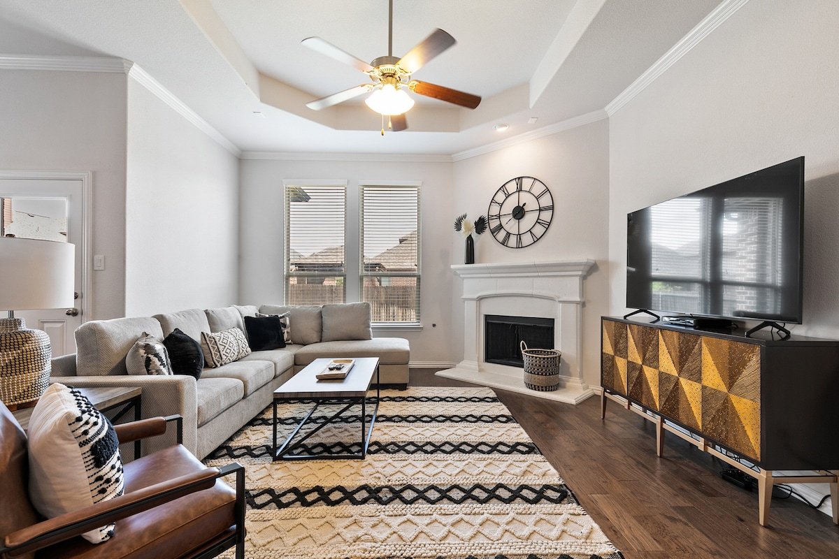 TCH – Spacious 5bd/3ba in Fort Worth w/ Workspace gallery image 5