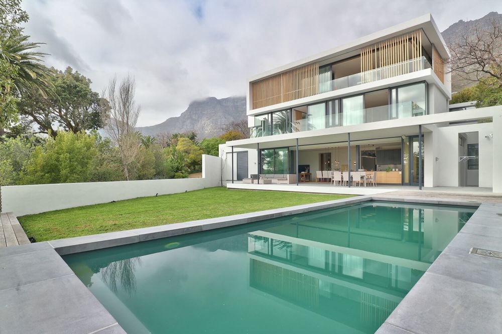 Photo 1 of Villa Glen accommodation in Higgovale, Cape Town with 5 bedrooms and 5 bathrooms