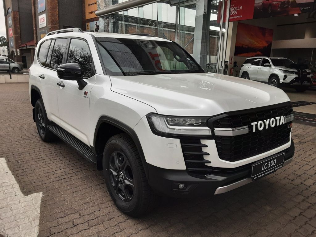 TOYOTA LANDCRUISER 300 V6 3.5T 1M HEV ZX for Sale in South Africa