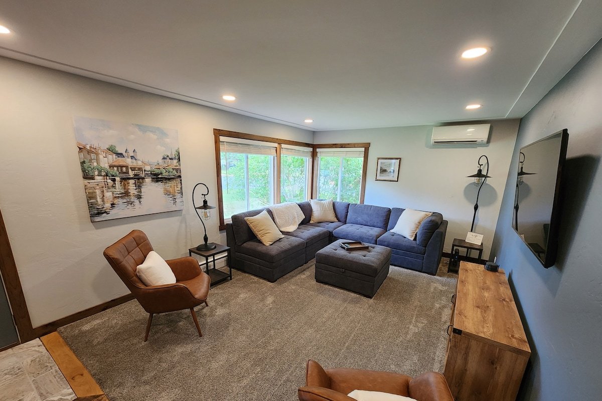 Luxurious remodel near historic downtown Hudson! gallery image 4