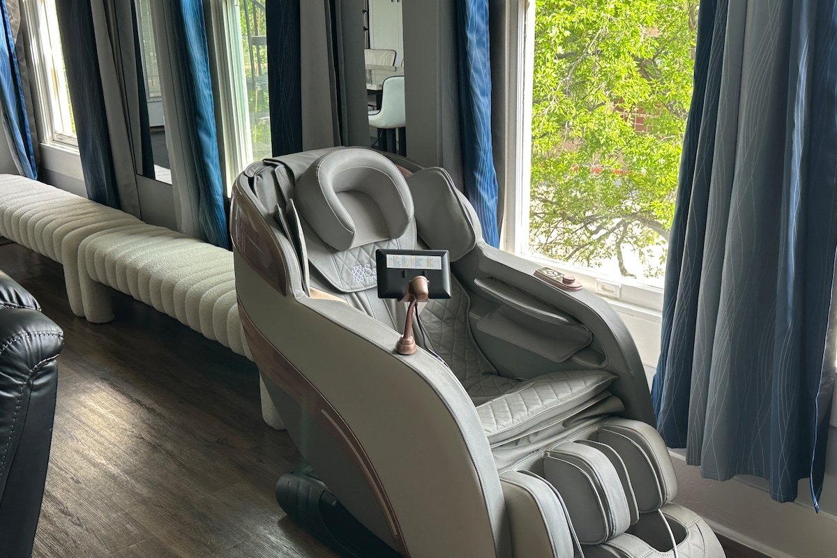 Walk to UT|100″ TV|Massage Chair|King Beds|Themes gallery image 4