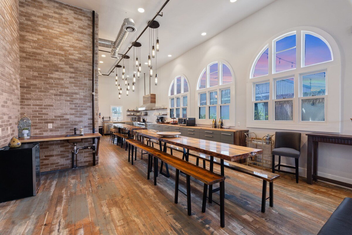 6BR Church w/ 19 Beds. Chef Kitchen & Private Deck gallery image 4