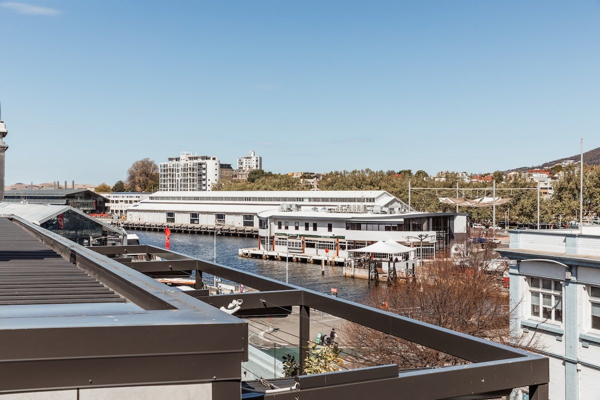 Waterfront Loft | Salamanca & River Views gallery image 3