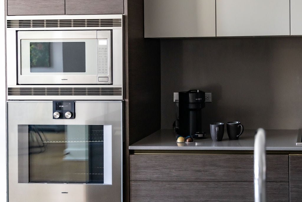 Luxury SOHO Styled Two-Level Townhouse | Old Town gallery image 3