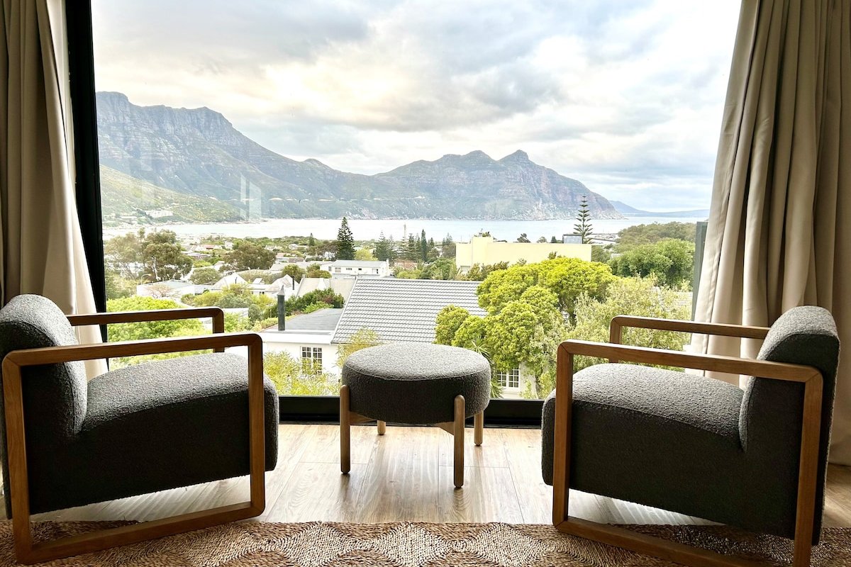 Stunning Ocean & Mountain Vistas in Hout Bay gallery image 4
