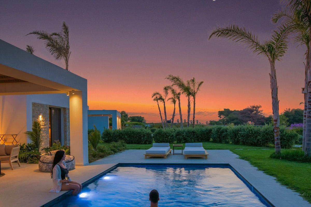 TAF All Villas Beachfront – Two Bedroom &TESLA i gallery image 2