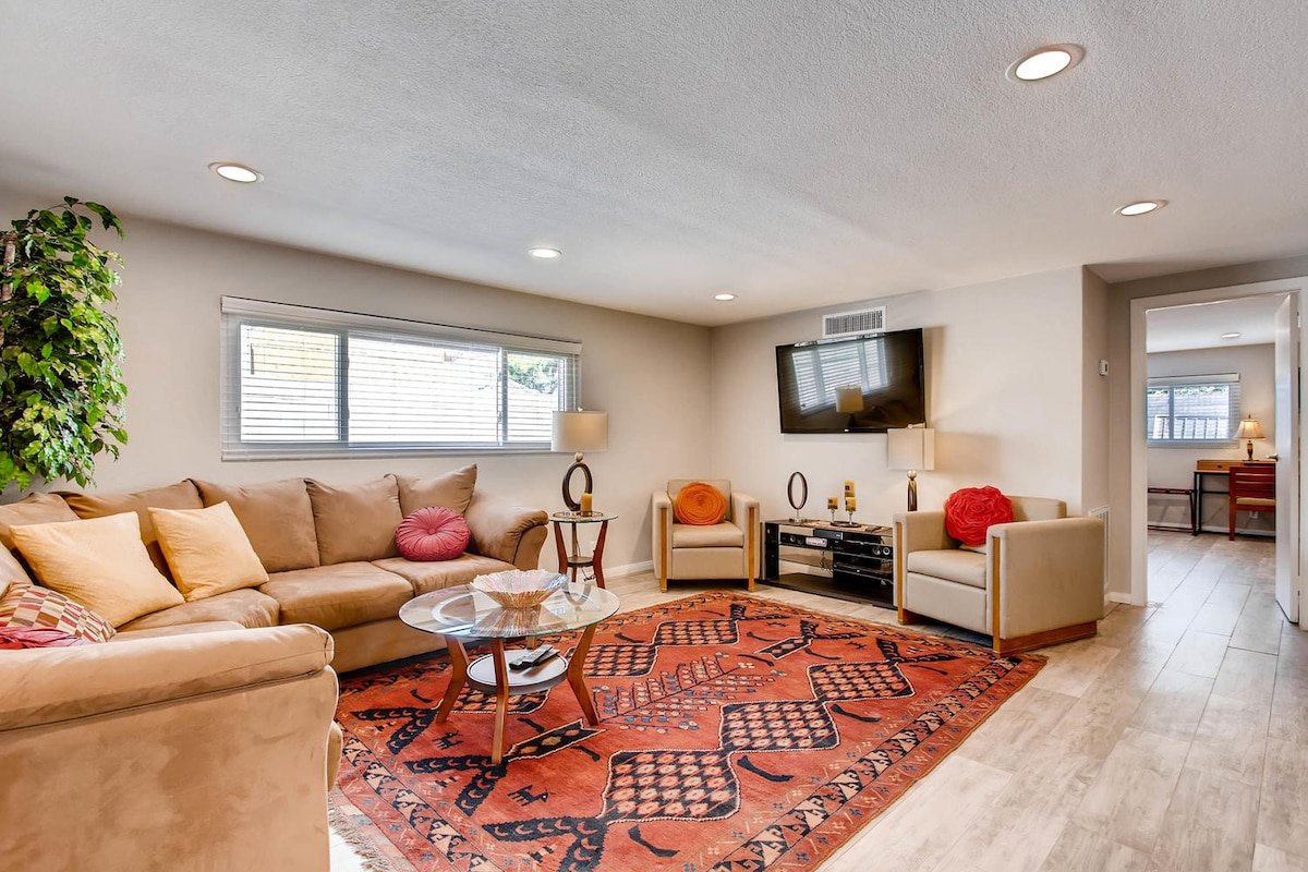 Near Convention Center & Strip, with nine beds gallery image 4