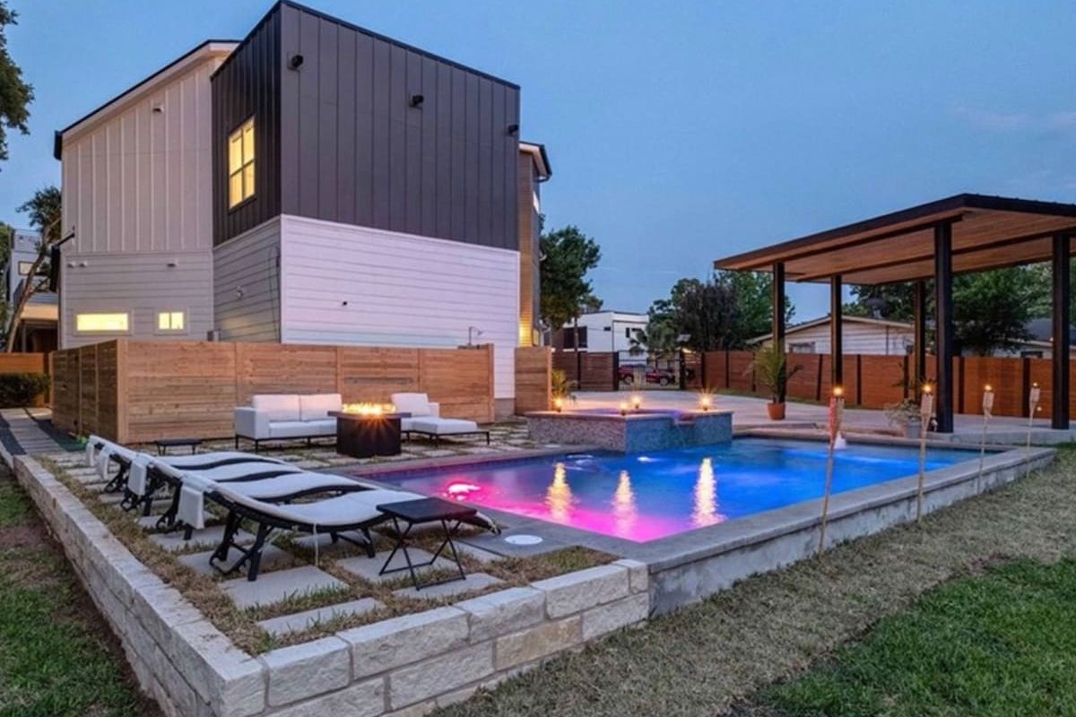 Splash Manor! .28 Acres, Heated Pool, Gym, & Games gallery image 3