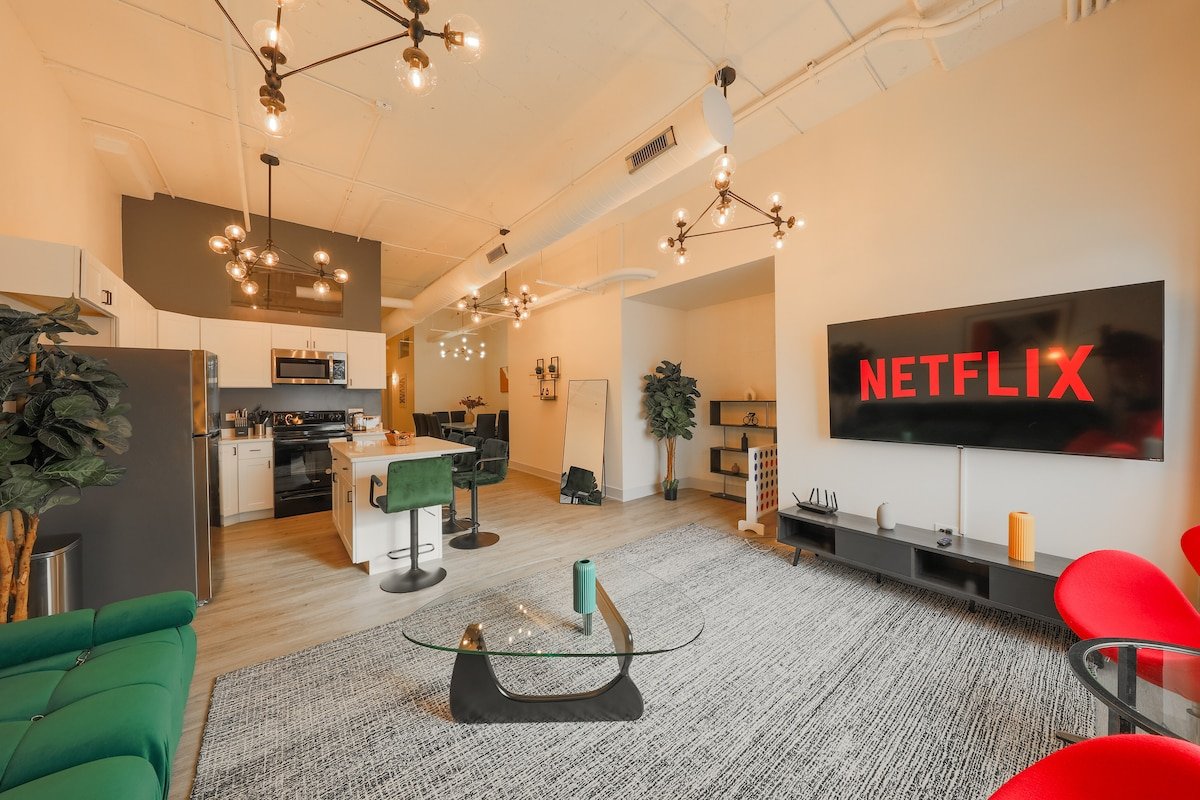 Spacious 5BR Luxury Suite | Near McCormick Place gallery image 2