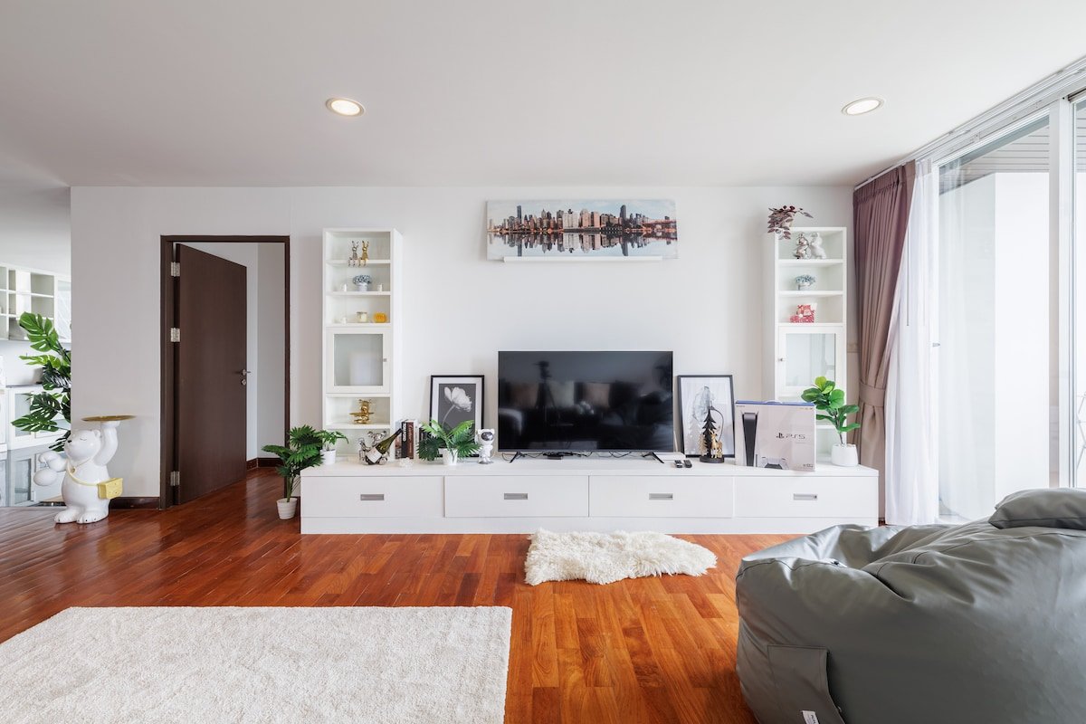 Large specious 3BR/Prime location in the Center gallery image 5