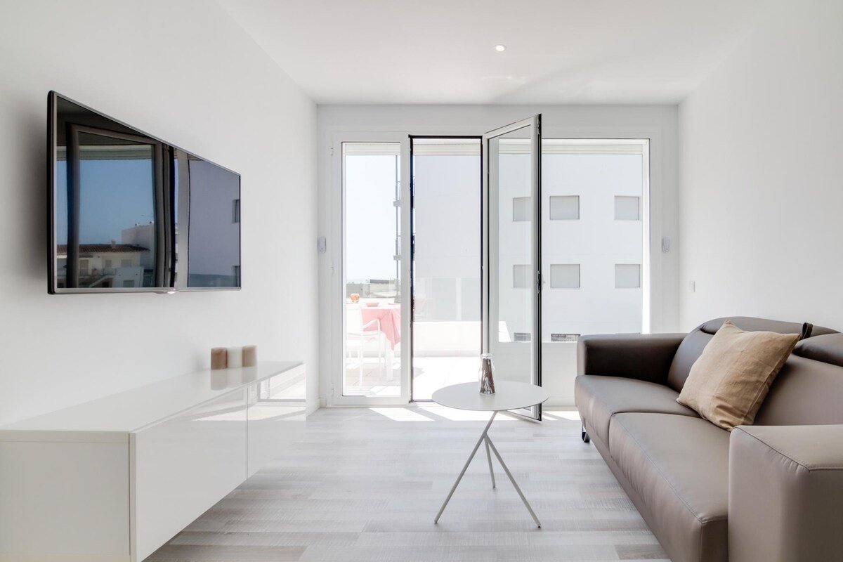 Second line beach apartment, two bedrooms with ter gallery image 2