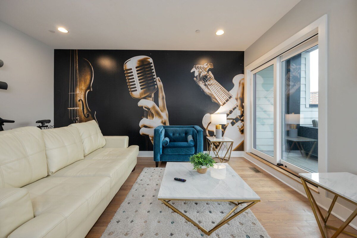 Two Townhomes | Rooftop Lounges + Skyline Views gallery image 3