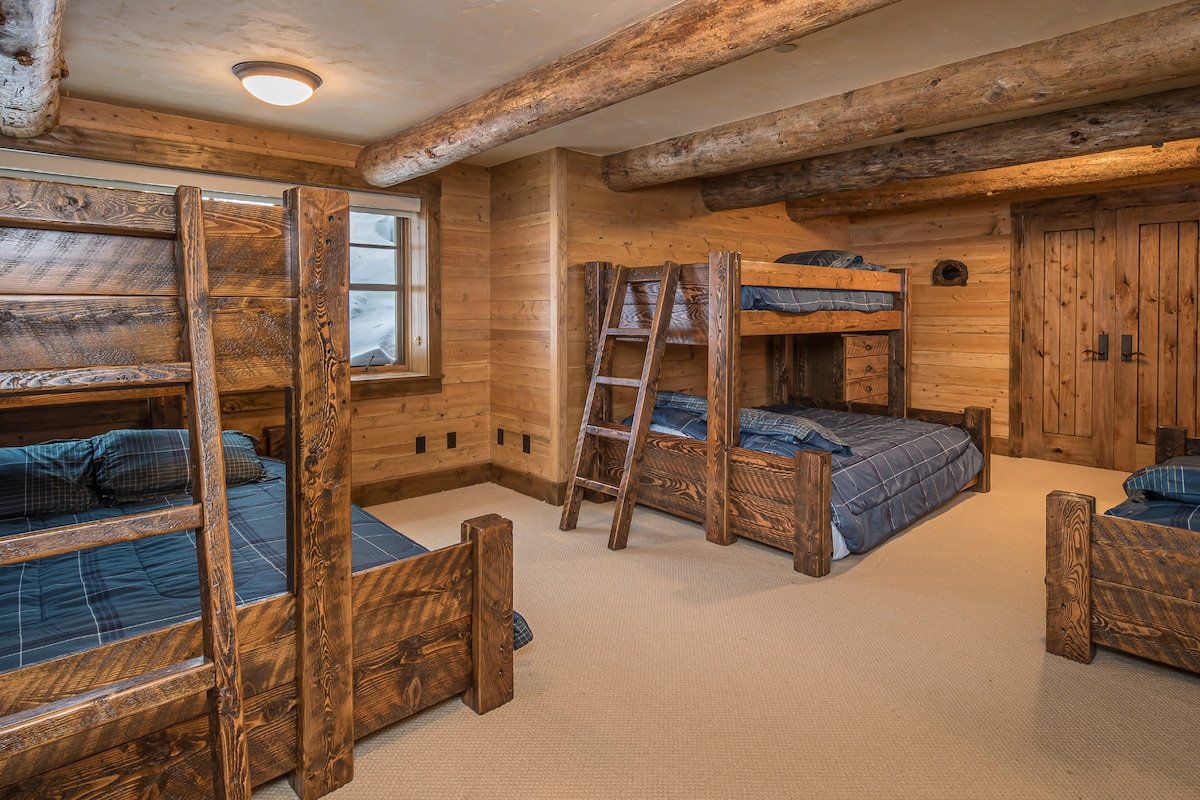 EPIC Ski In/Out • Hot Tub, Grill, Privacy + Views! gallery image 3