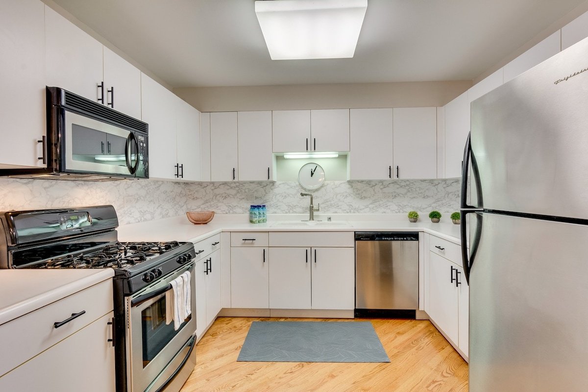 Upscale 4-Bedroom Townhouse w/Garage – LOCATION gallery image 5