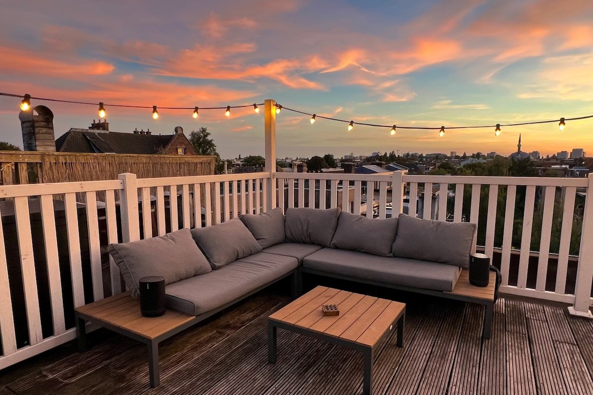 Luxury Rooftop Retreat • Skyline & Cinema gallery image 2