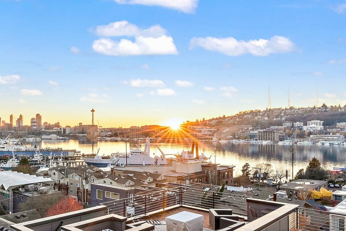 Sunset view of the Space Needle & South Lake Union gallery image 2
