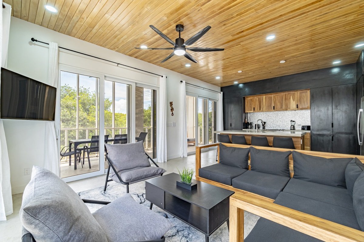 Blue Oasis and Pool Club at Mahogany Bay gallery image 3