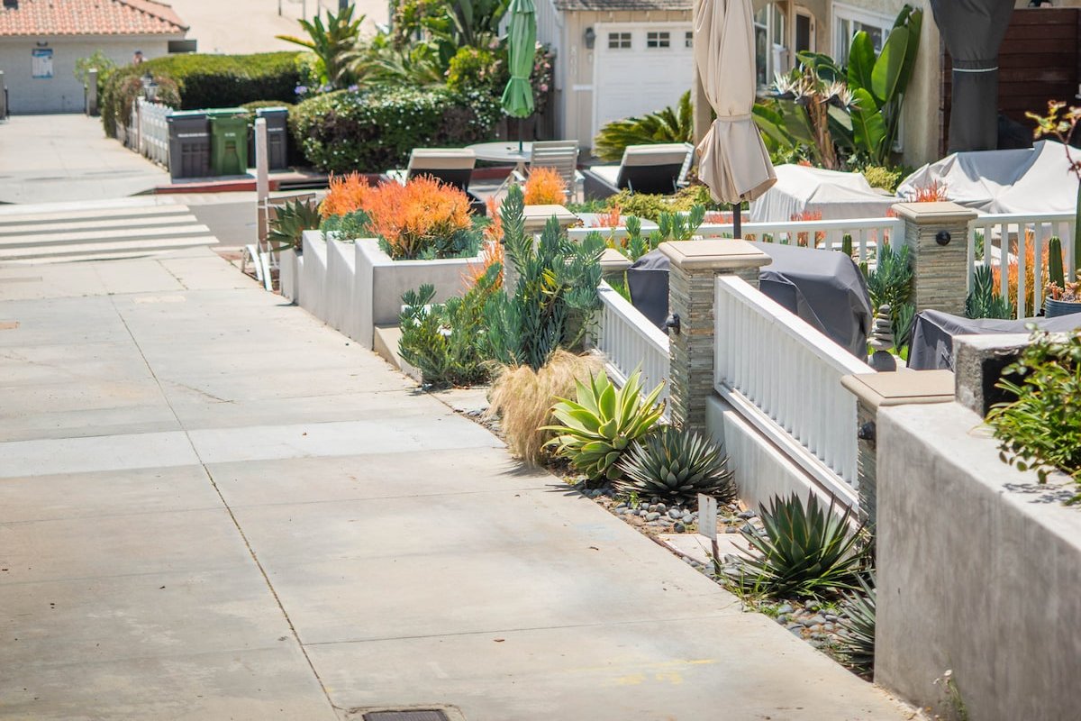 Beach House*Steps to Sand*Outdoor & Rooftop Patios gallery image 3