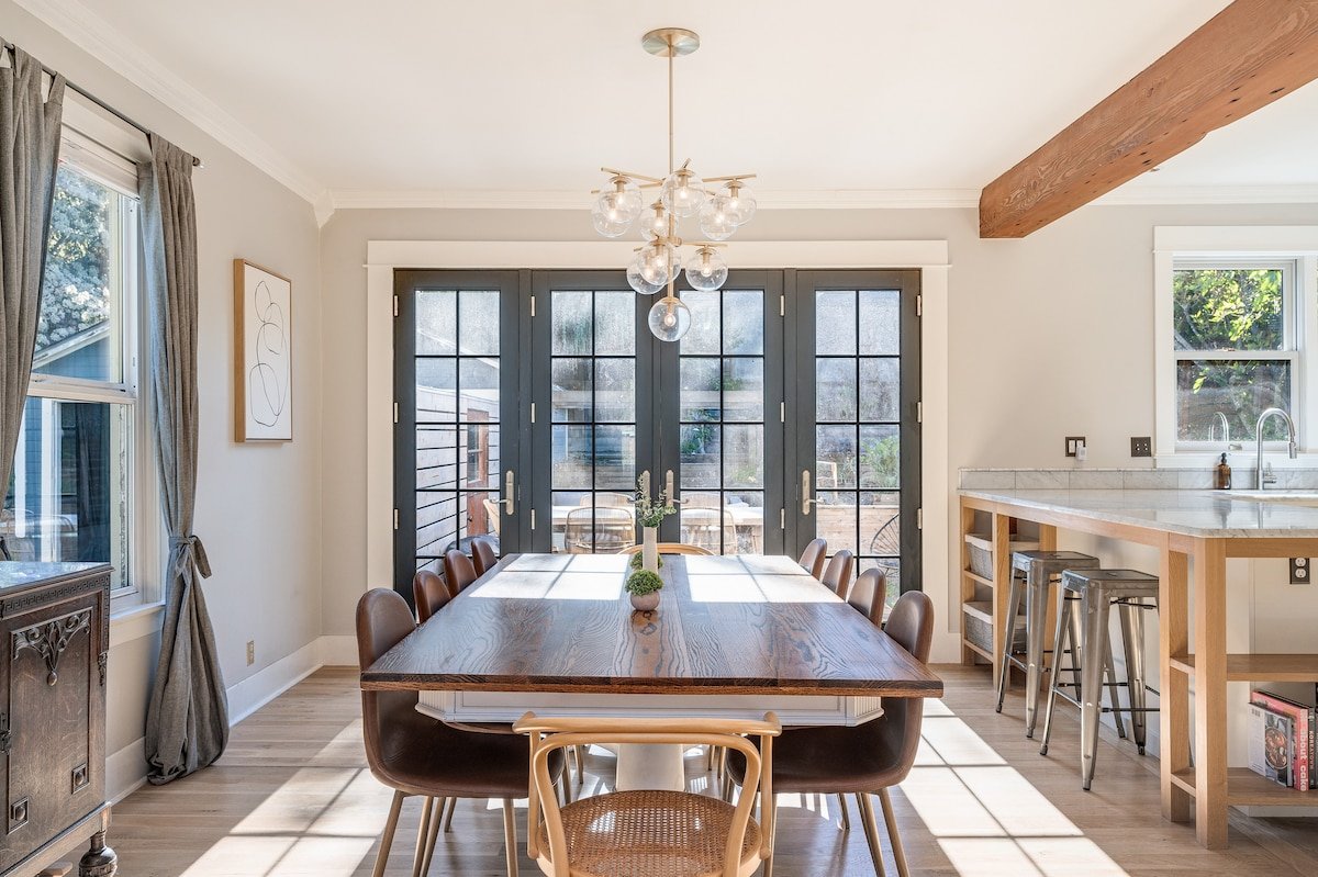 Charming 4B2B SFH Walk to CapHill w/ Backyard gallery image 2