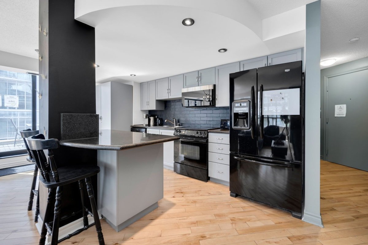 2BR w/Parking,Terrace & Stunning View of CN Tower! gallery image 5