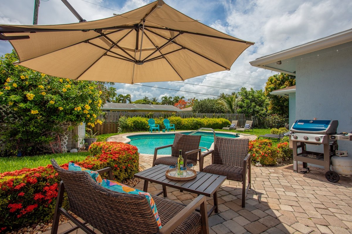 Heated pool & hot tub, one mile to beach! gallery image 2