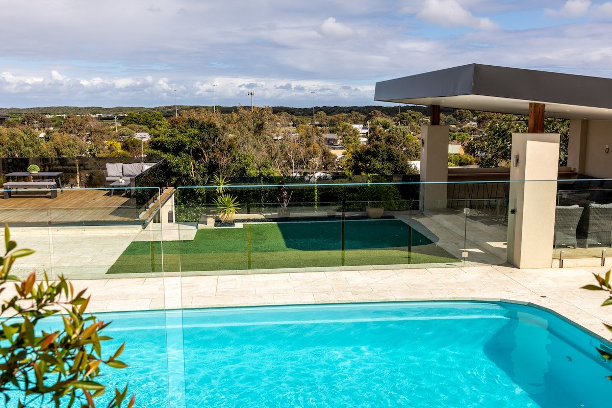 Oasis on Sunset | Tranquility Close to the Ocean gallery image 2