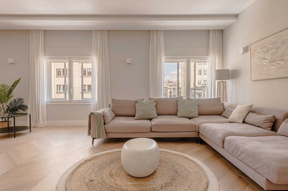 Stunning 8 pax apartment close to Puerta del Sol gallery image 2