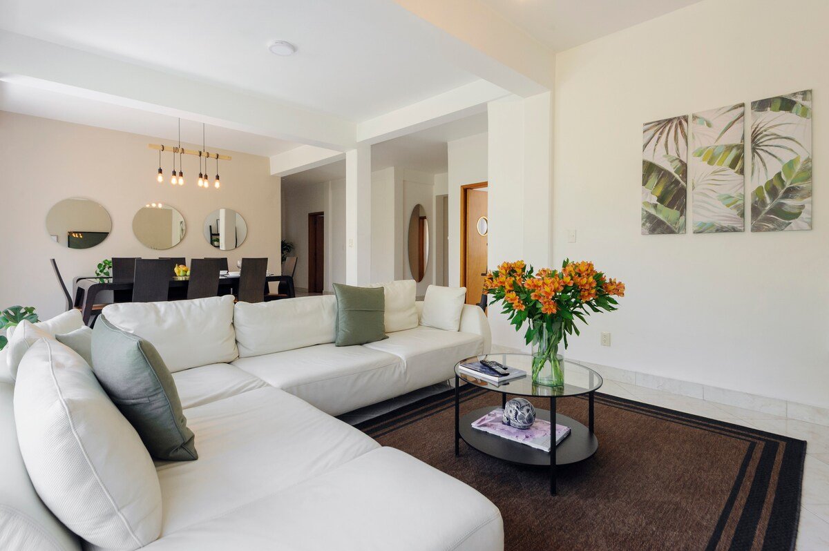 Great Location / 4 Bedrooms, 2 Bathrooms. gallery image 3