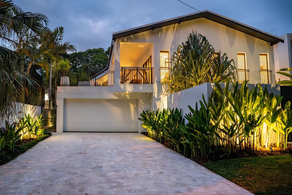 Spacious and stylish family oasis on Noosa Hill gallery image 3