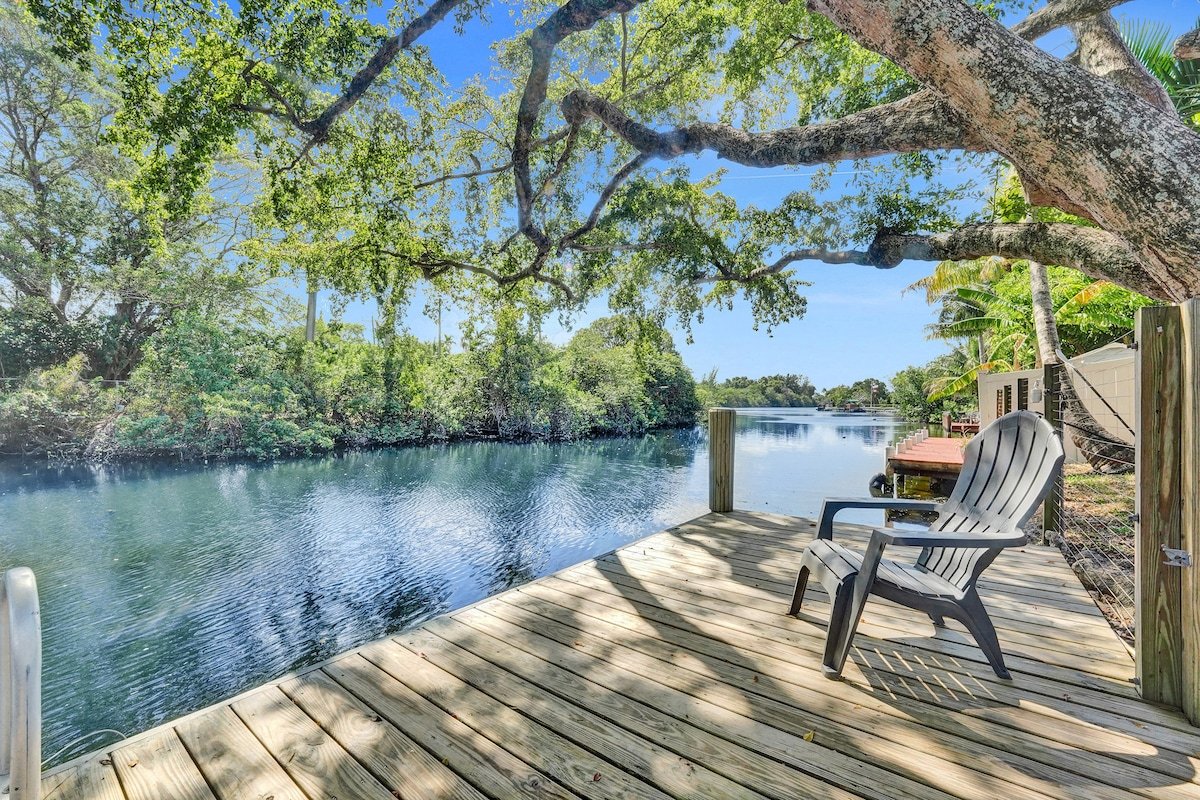 Private Waterfront Paradise minutes from Miami gallery image 2