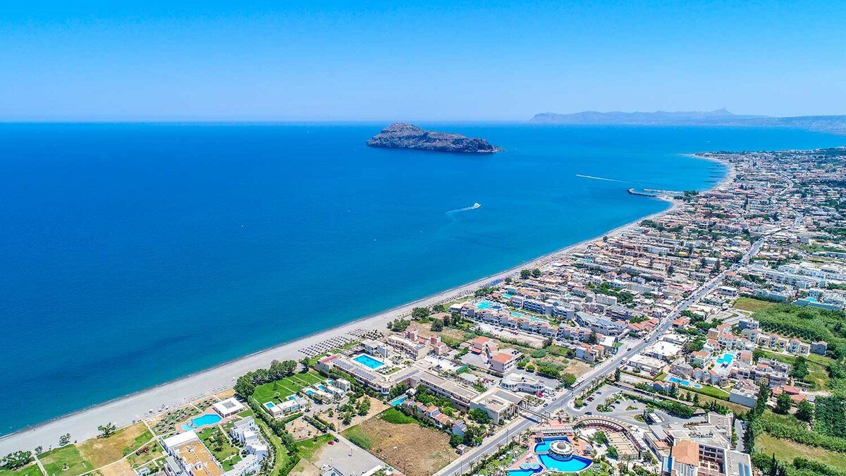 Walk to Beach (850m) / Heated Pool / Sleeps 14 gallery image 5