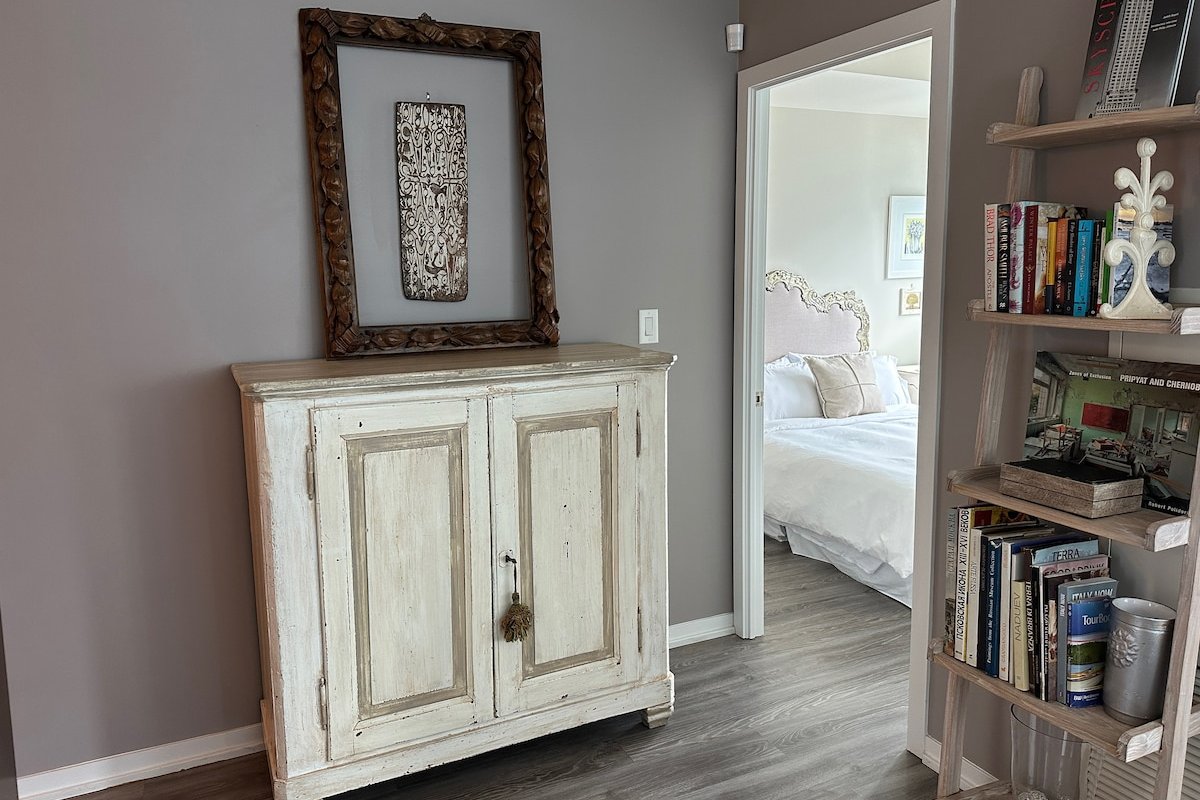 Luxury DT Condo, CN Tower views, 1 park, SuperHost gallery image 4