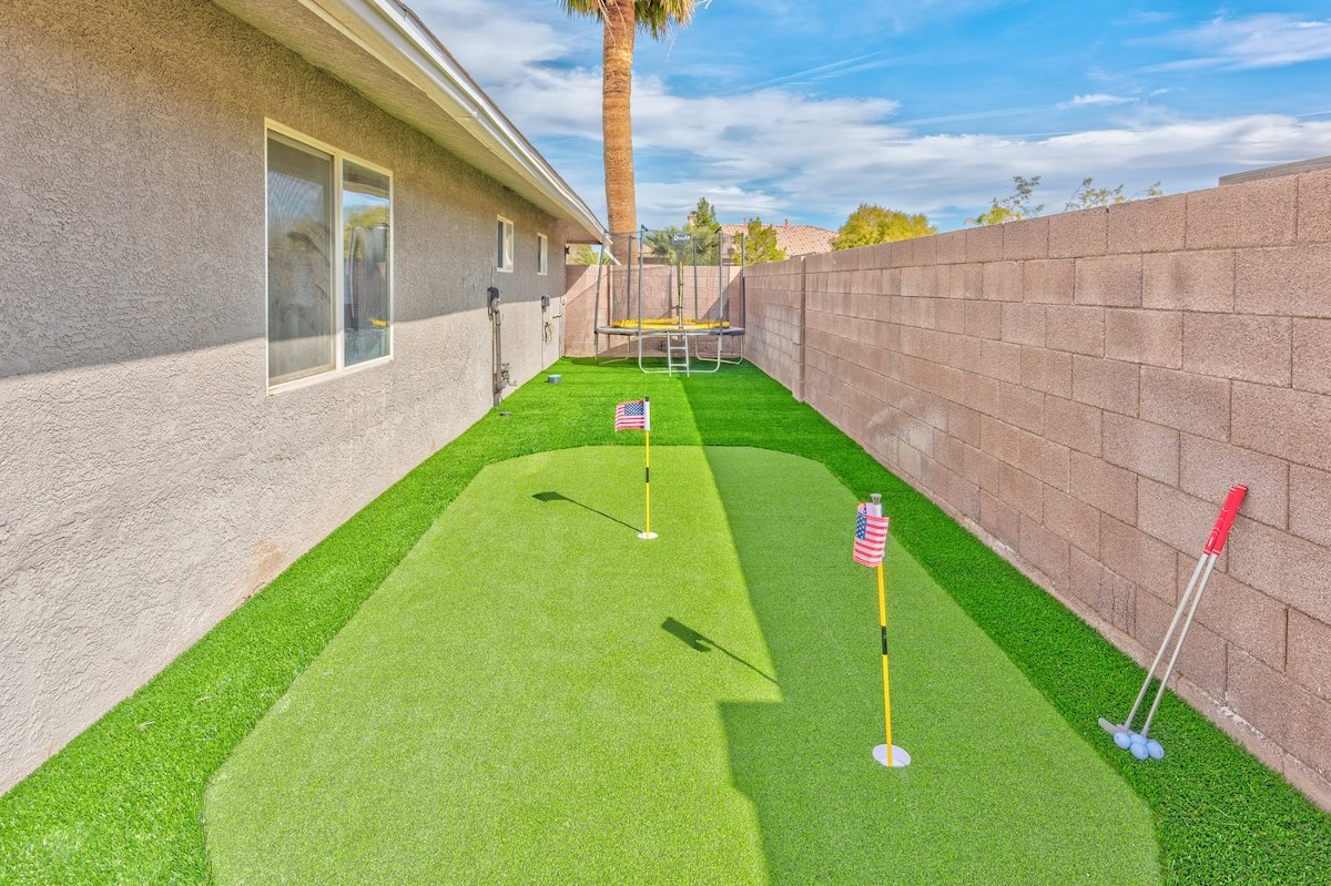 5 Stars 5BDR .5 ACR LOT Big Pool & Game Room! gallery image 4