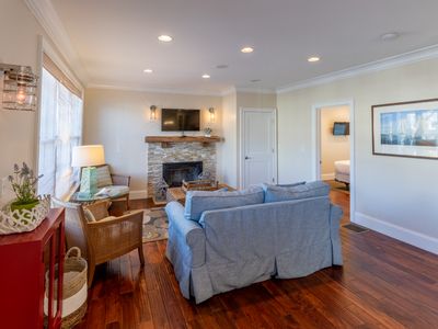 Coastal Condo w/Washer & Dryer – On Thames St