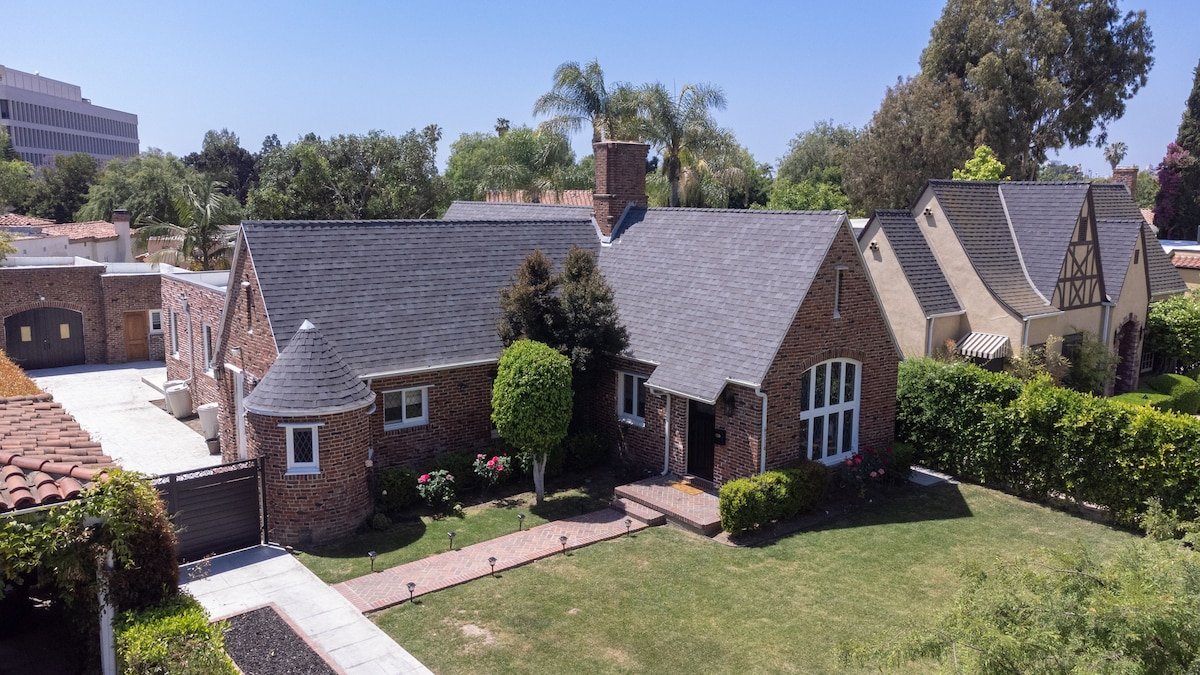 Luxury home in the heart of LA! gallery image 3