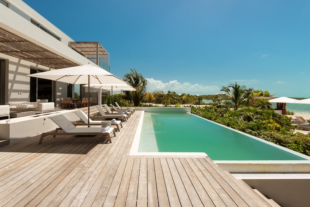 Beach Enclave Long Bay V5 – 6BR Beachfront Villa gallery image 2