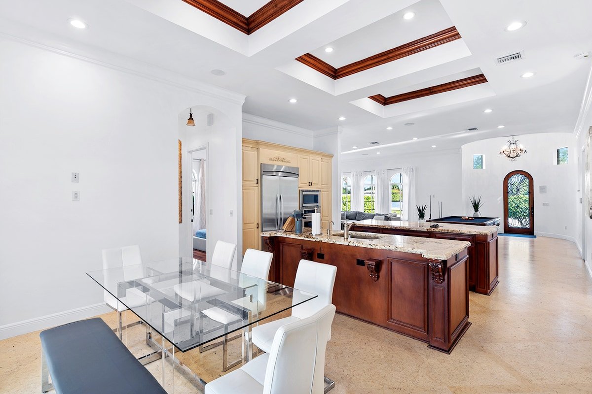 Luxurious 5BR/3BA Lakefront Villa near Beach gallery image 5