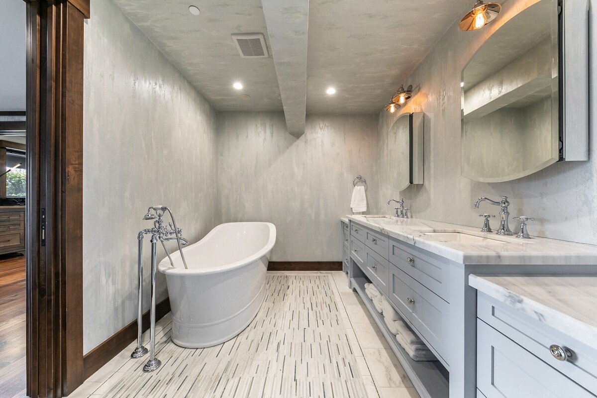 Aqua Vista Lakefront Estate – 6BR w Buoy & Pier gallery image 2