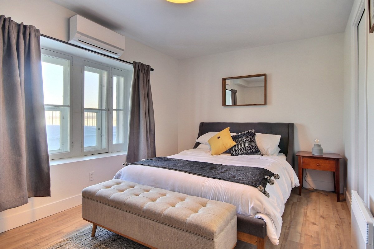 Unique and Sunny Top Floor Old Quebec Gem gallery image 5