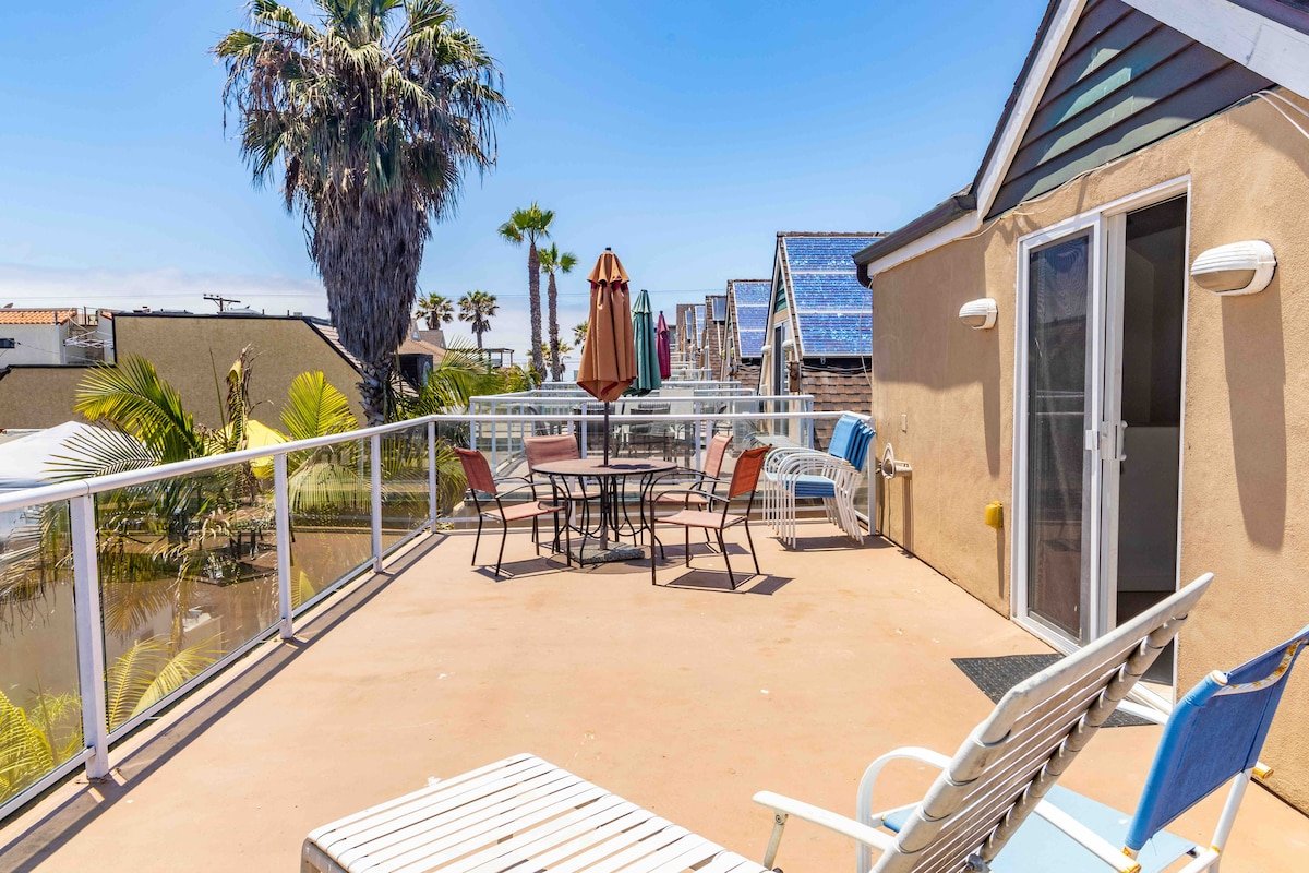 Mission Beach House with a rooftop deck gallery image 2