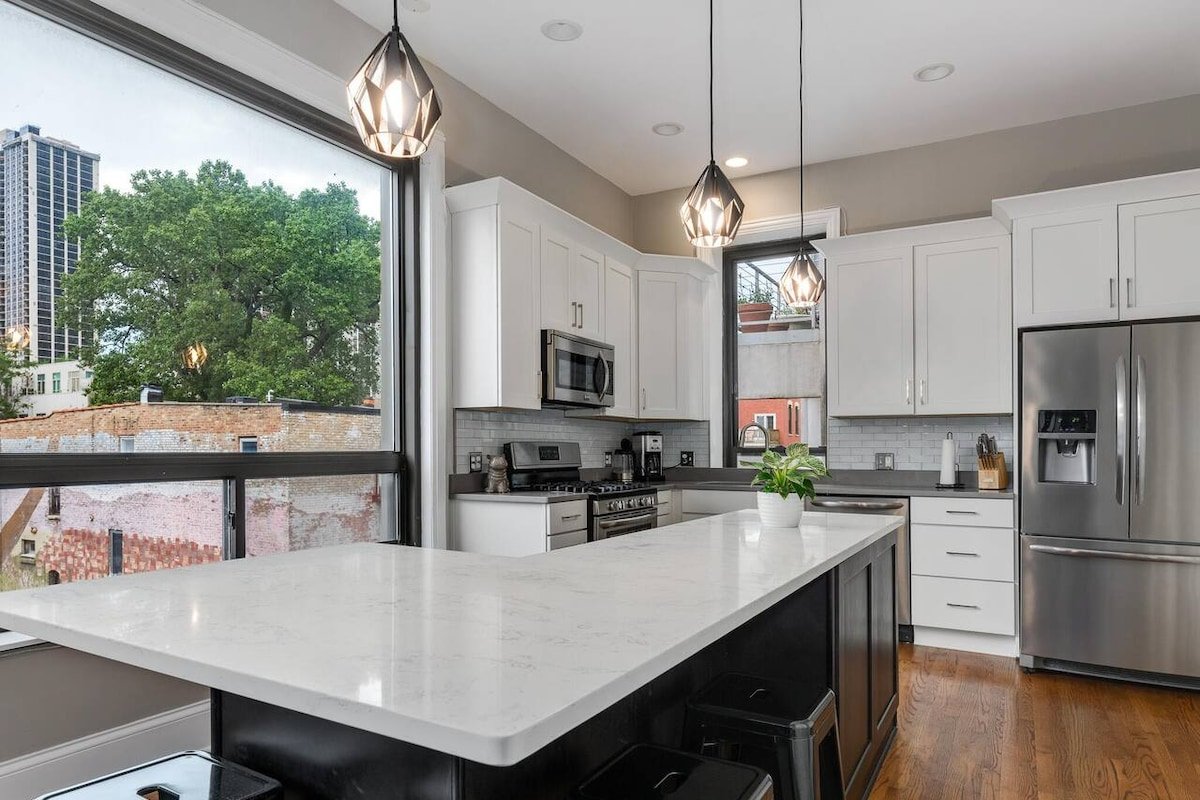 Large 4BR/3BA • Safe Old Town Location • Walk Ever gallery image 4