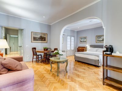 Very bright high floor apartment, with elevator