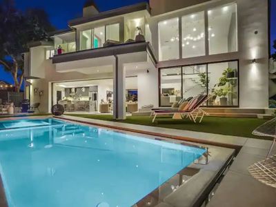 Scenic Poolside Getaway in Hollywood Hills