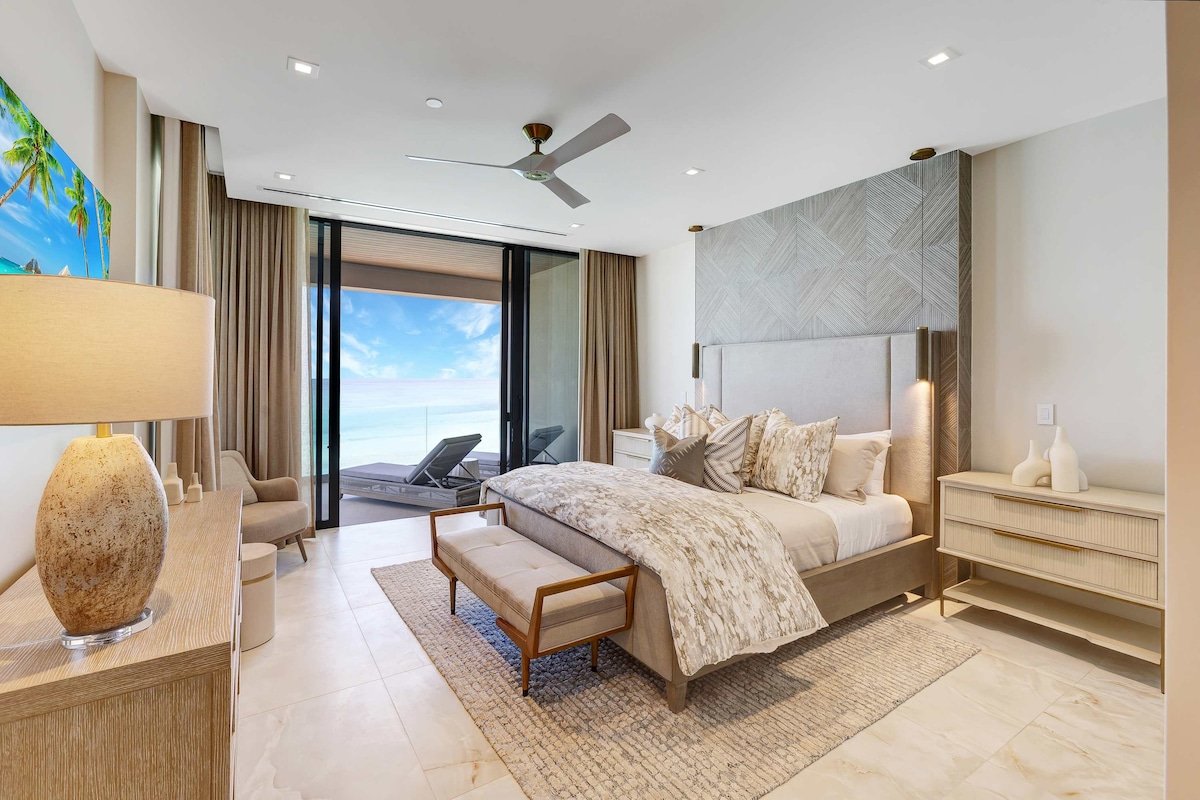 Exclusive Oceanfront Three-bedroom Condo in Nassau gallery image 3