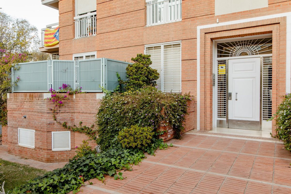 Luxury beach apt, private terrace! gallery image 4